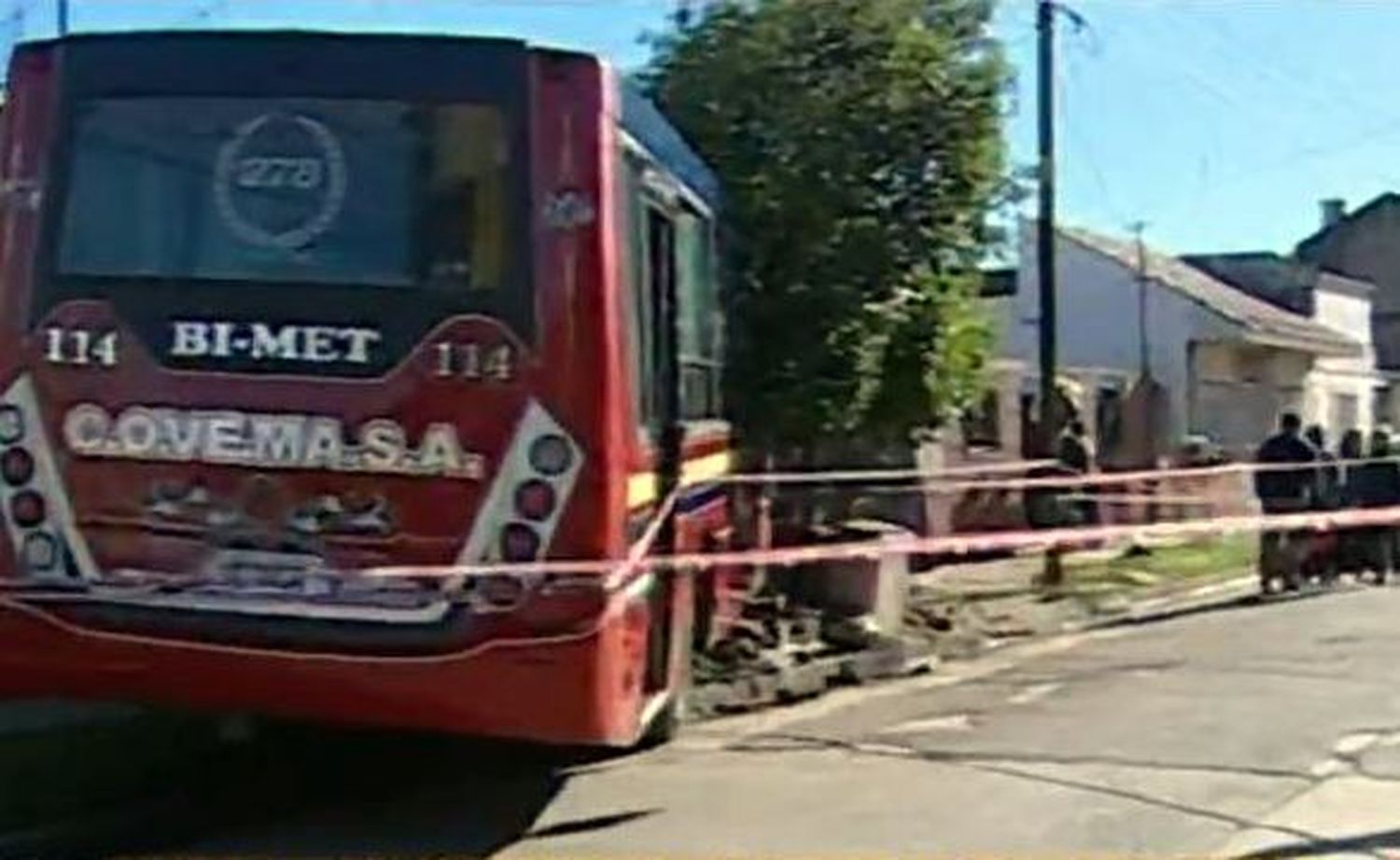 Un colectivo se incrustó en una casa de Lanús y hay peligro de derrumbe