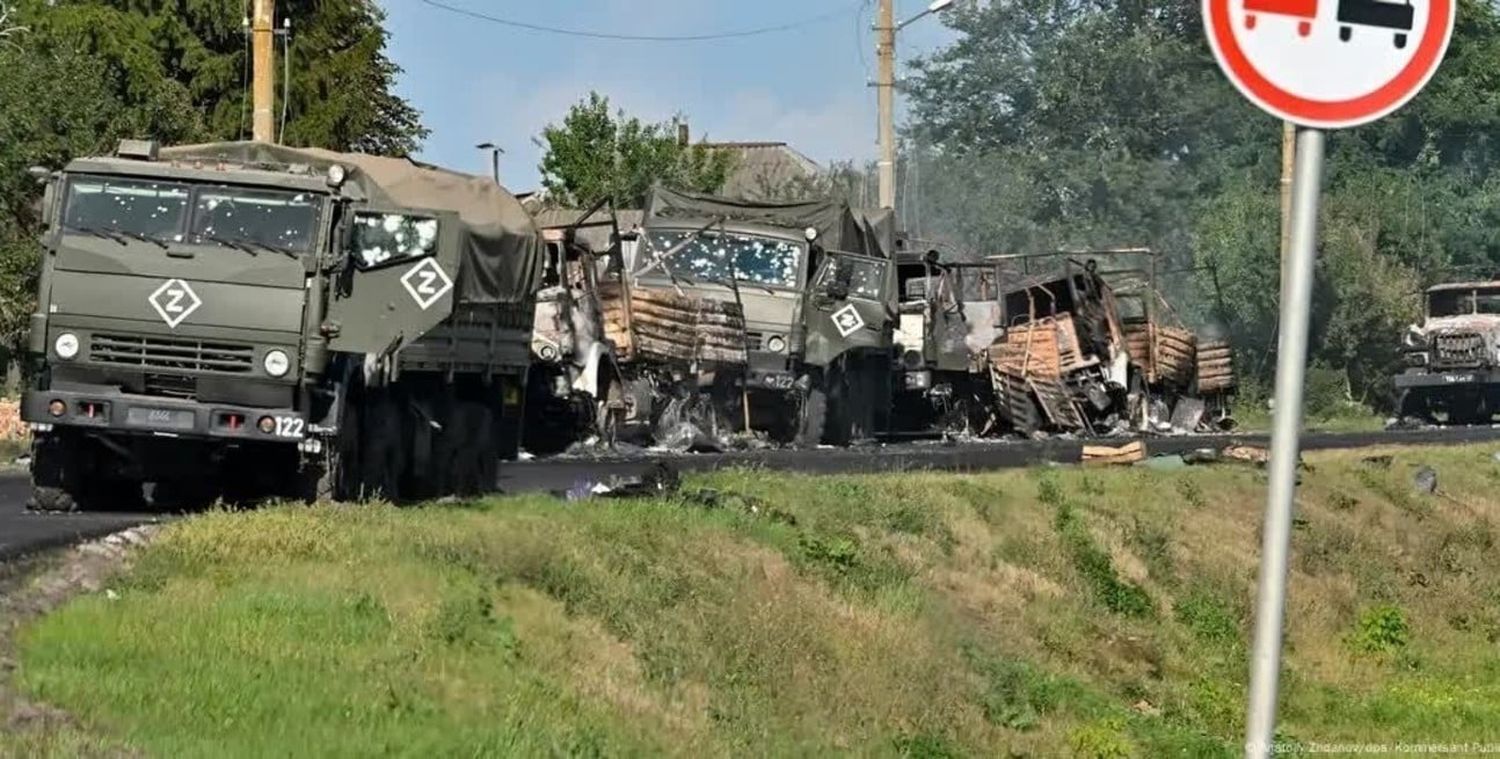 Vehículos militares rusos destruidos en la región de Kurks, foco del avance del ejército ucraniano sobre Rusia. La nueva etapa del conflicto bélico dio comienzo hace una semana, con un sorpresivo ataque de Kiev en territorio enemigo. DW