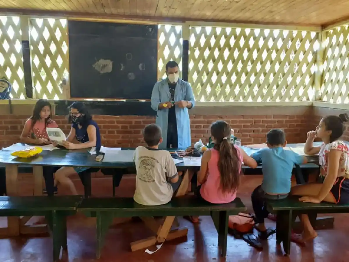 Un docente creó un proyecto para llevar la escuela a lo profundo del país