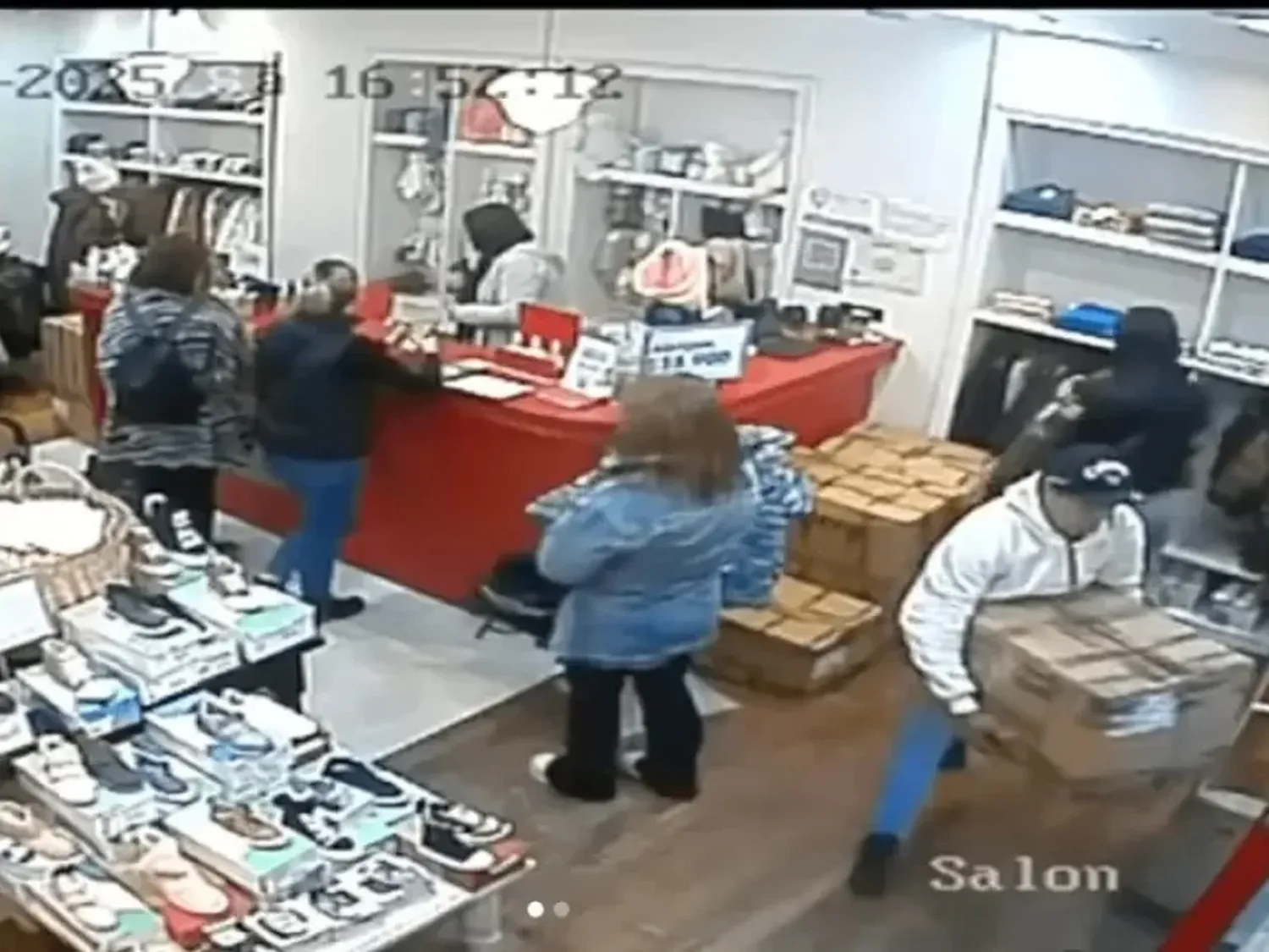 Video: se llevaron cajas con ropa de un local en La Plata a plena luz del día