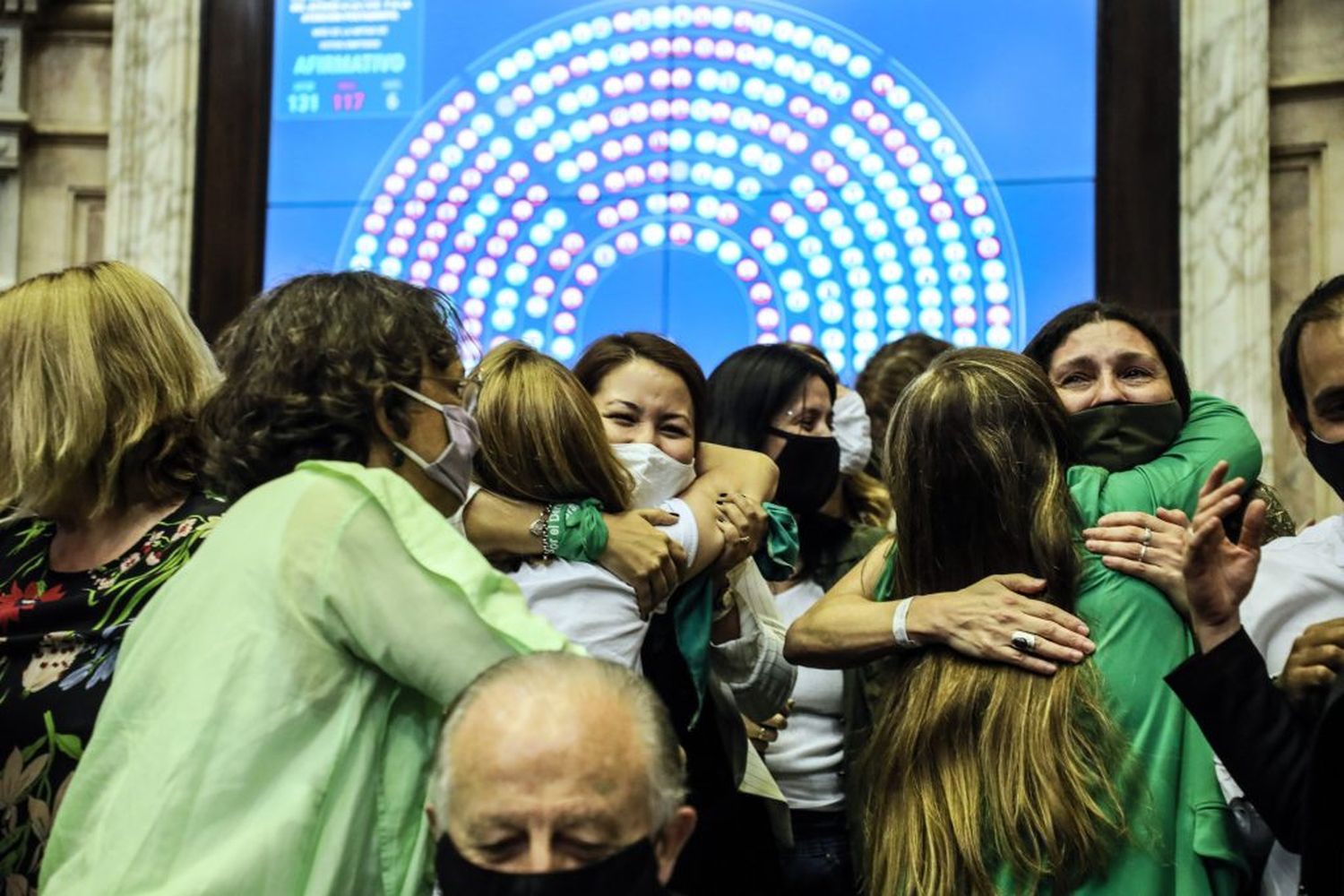 Masivo festejo de la media sanción a la legalización del aborto en Diputados