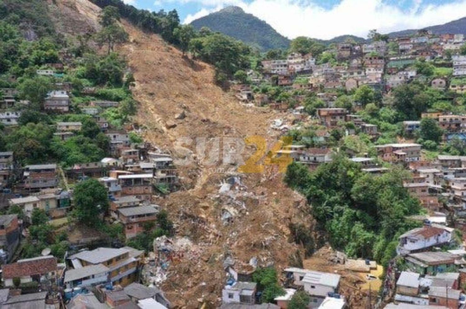 Un micro cayó por un precipicio y dejó al menos 10 muertos