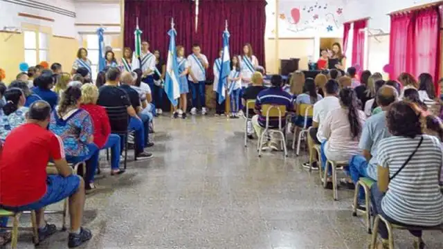 Una graduación especial: finalizó la secundaria junto a su mamá y su papá