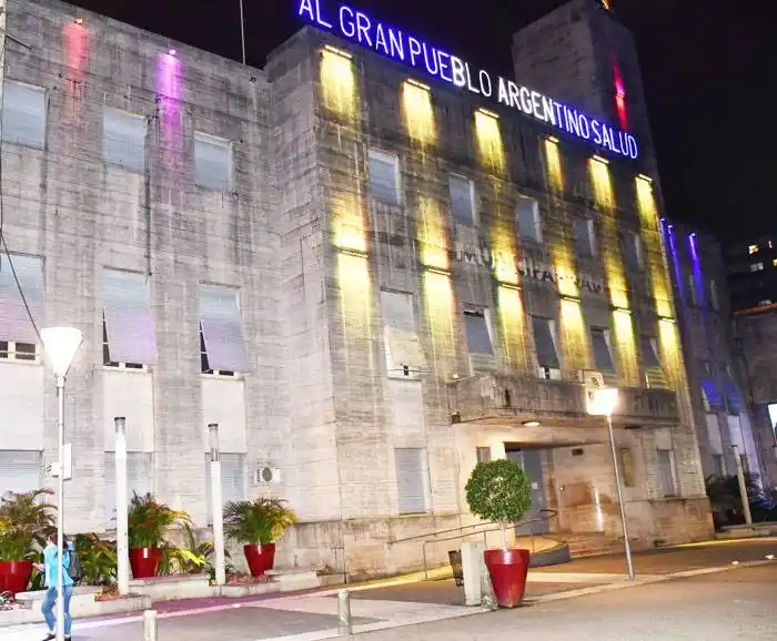 El palacio municipal iluminado por la fibrosis quística