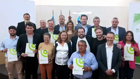 Larroque recibió fondos para microcréditos destinados a emprendedores de la economía socia