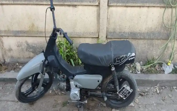 Llevaba a tiro una moto robada y fue interceptado por la policía