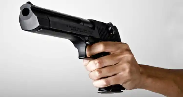 Corrió a dos delincuentes y lo apresaron a él por tenencia ilegal de arma de fuego