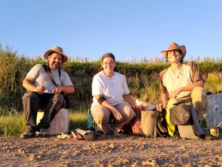 Los investigadores Juan David Ávila y Mariela Gallego, junto a la jefa de Cultura, Josefina Castro, en el lugar de trabajo. Foto: Gentileza.