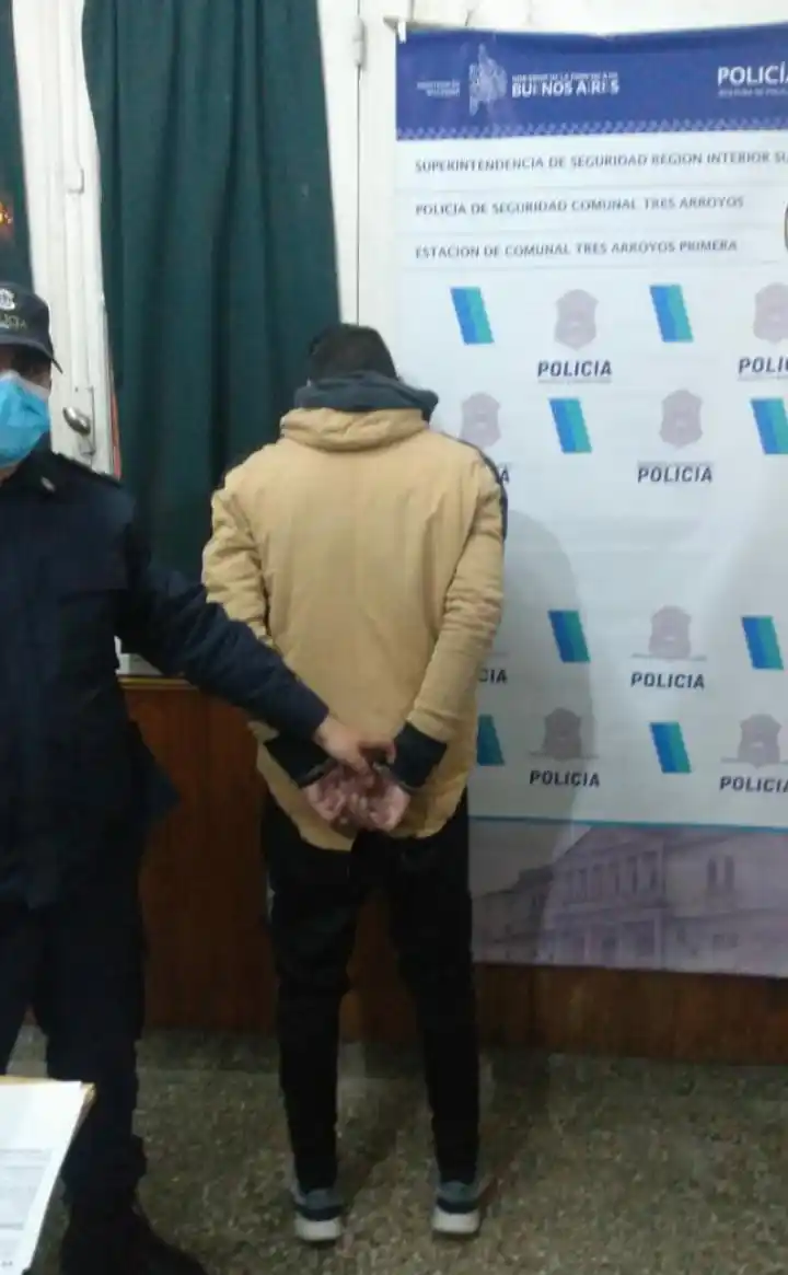 Aprehendido por robar una bandera en Chaves y agredir a efectivos policiales