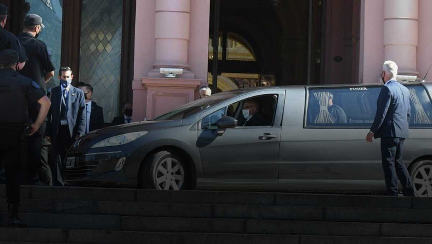 Partió el cortejo fúnebre para dar el último adiós a Maradona