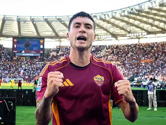Roma ganó con un tanto de Soulé y es puntero