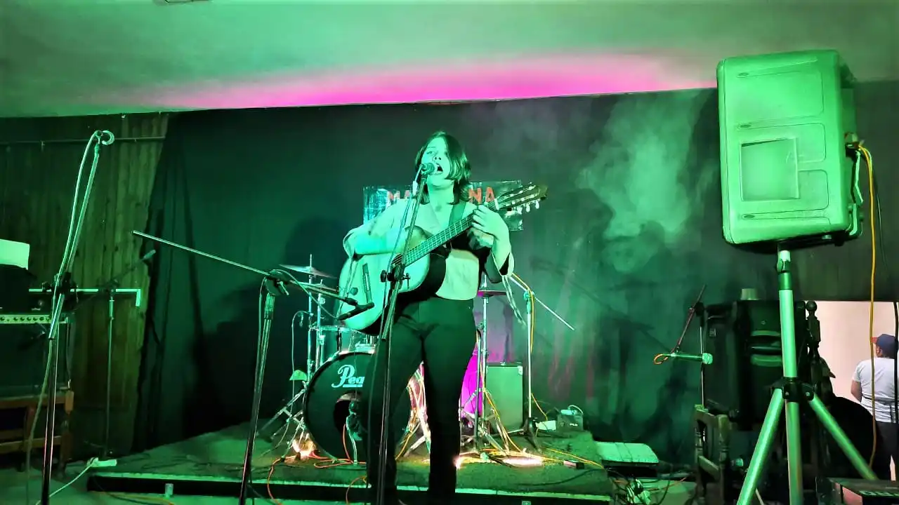 La cantautora Anabela Prado presenta en vivo “Expuesta”, su primer disco