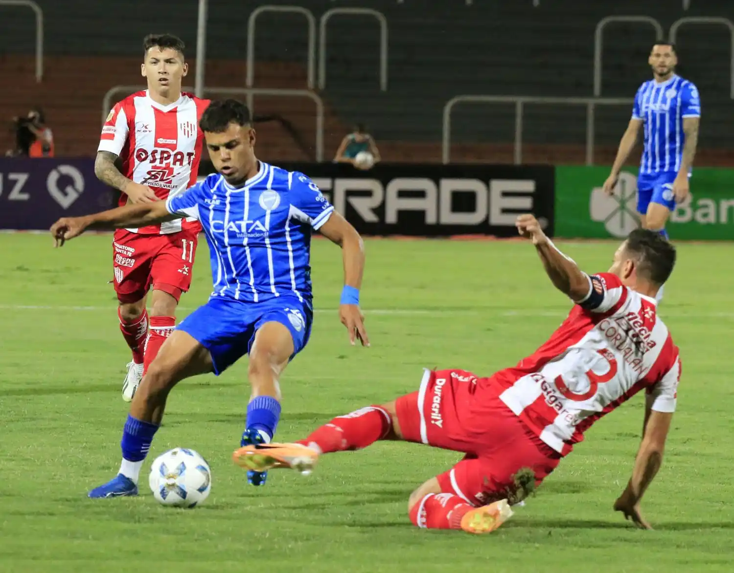 Godoy Cruz no pudo con Unión, pero quedó solo arriba