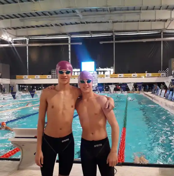 Francesco Squeo Lapun y Alejo Castillo en el campeonato nacional de cadetes de natación
