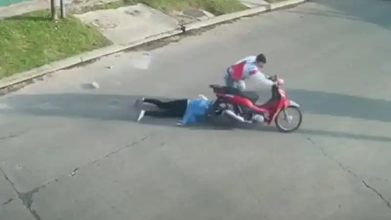 La asaltaron y la arrastraron 30 metros porque el pelo se le enredó en la moto: hay un detenido