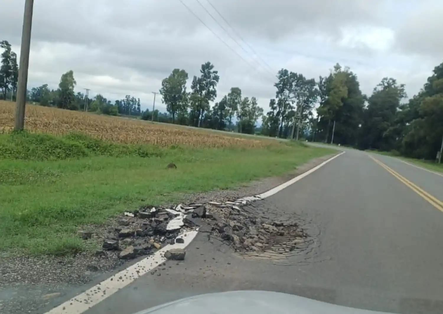 Entrada a Gobernador Castro: baches en el pavimento