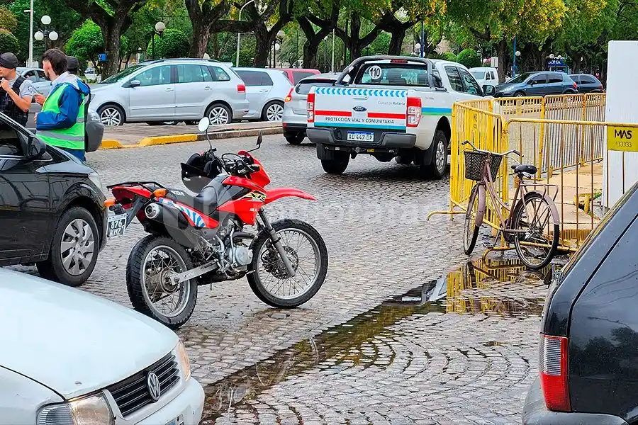 En pleno centro chocaron un auto y una bici: una mujer tuvo que ser hospitalizada