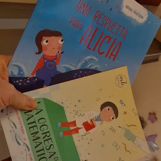 Dos obras que entregó Diego Javier Rojas en la Biblioteca Cacuri