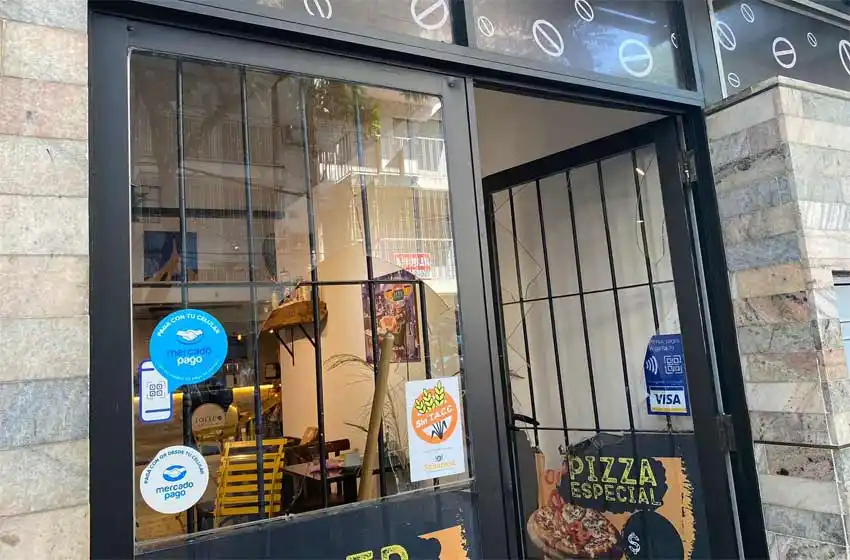 Un hombre enloqueció en un bar céntrico de Rosario y provocó serios destrozos: «Si hubiese tenido un arma nos mataba a todos»