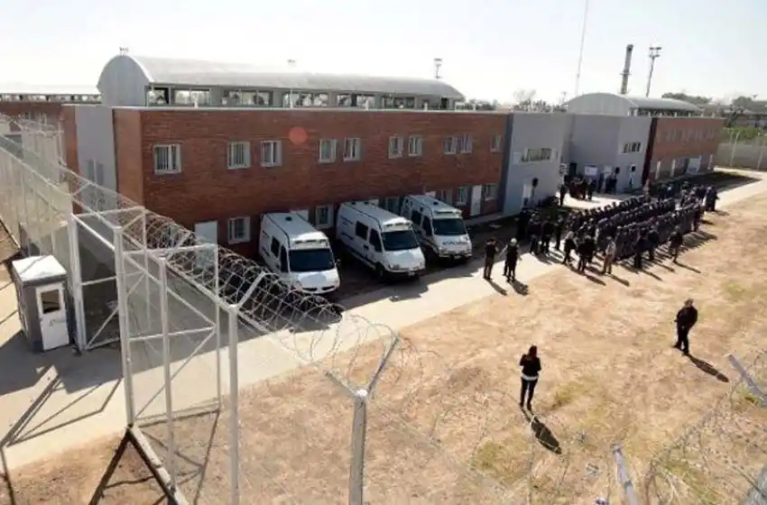 Tres internos se fugaron del penal de Pérez