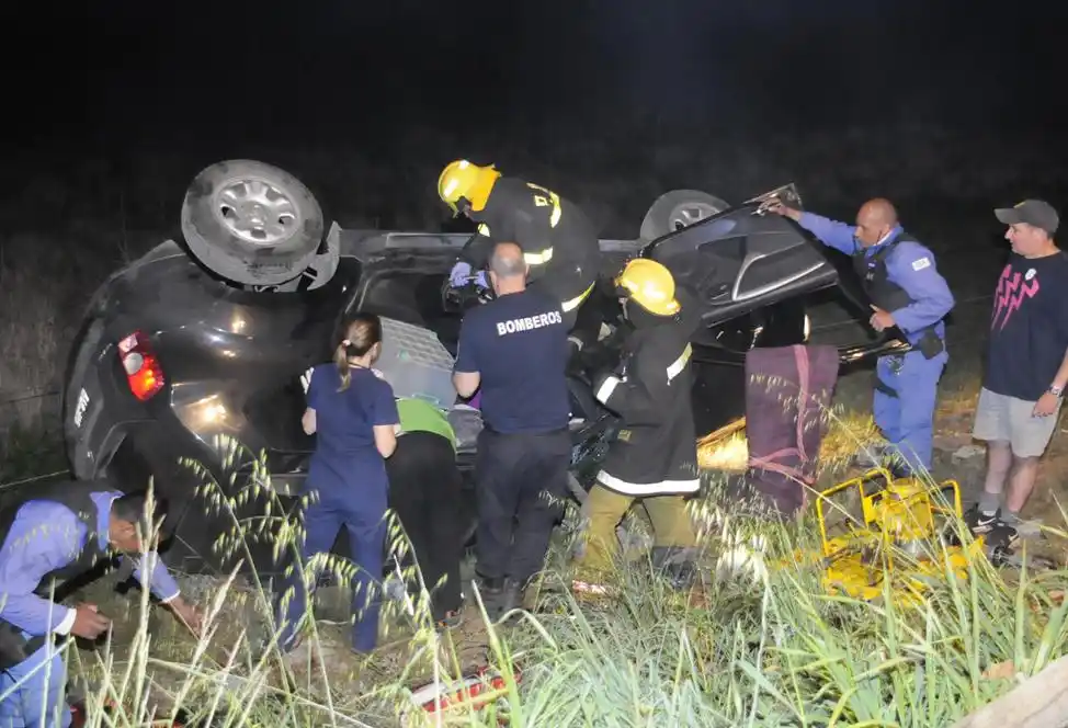Equivocó el camino a seguir y terminó volcando la camioneta que conducía