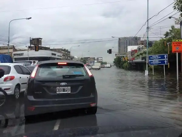 Temporal: Rayos, inundaciones, cientos de evacuados y un muerto en la Provincia