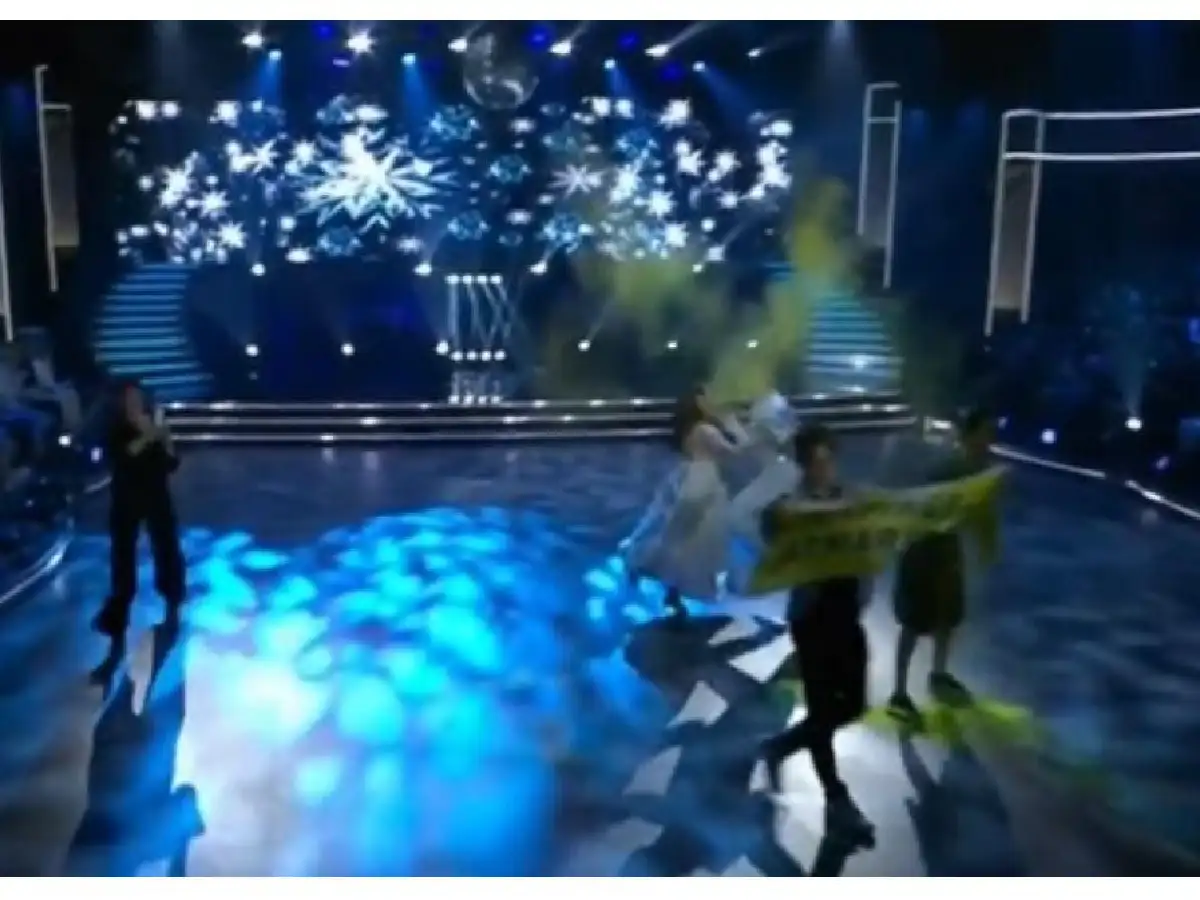 Ambientalistas interrumpieron la final del "Bailando" sueco y una cámara los golpeó salvajemente