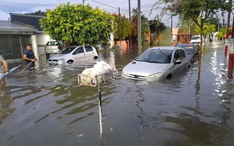El temporal anegó las calles de Ensenada (FOTO: Primera Página).