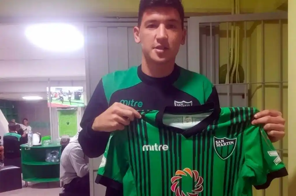 Un jugador de de fútbol fue echado de su pueblo