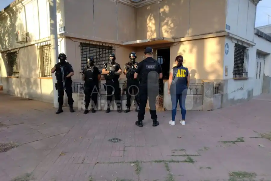 Allanaron una casa usurpada en calle Alvear: hay una persona detenida