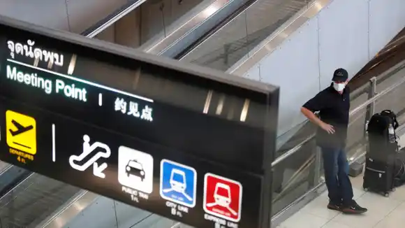 ¡LLEVABA MONOS EN LA MALETA! En aeropuerto de Tailandia detienen a un hombre que traficaba con animales