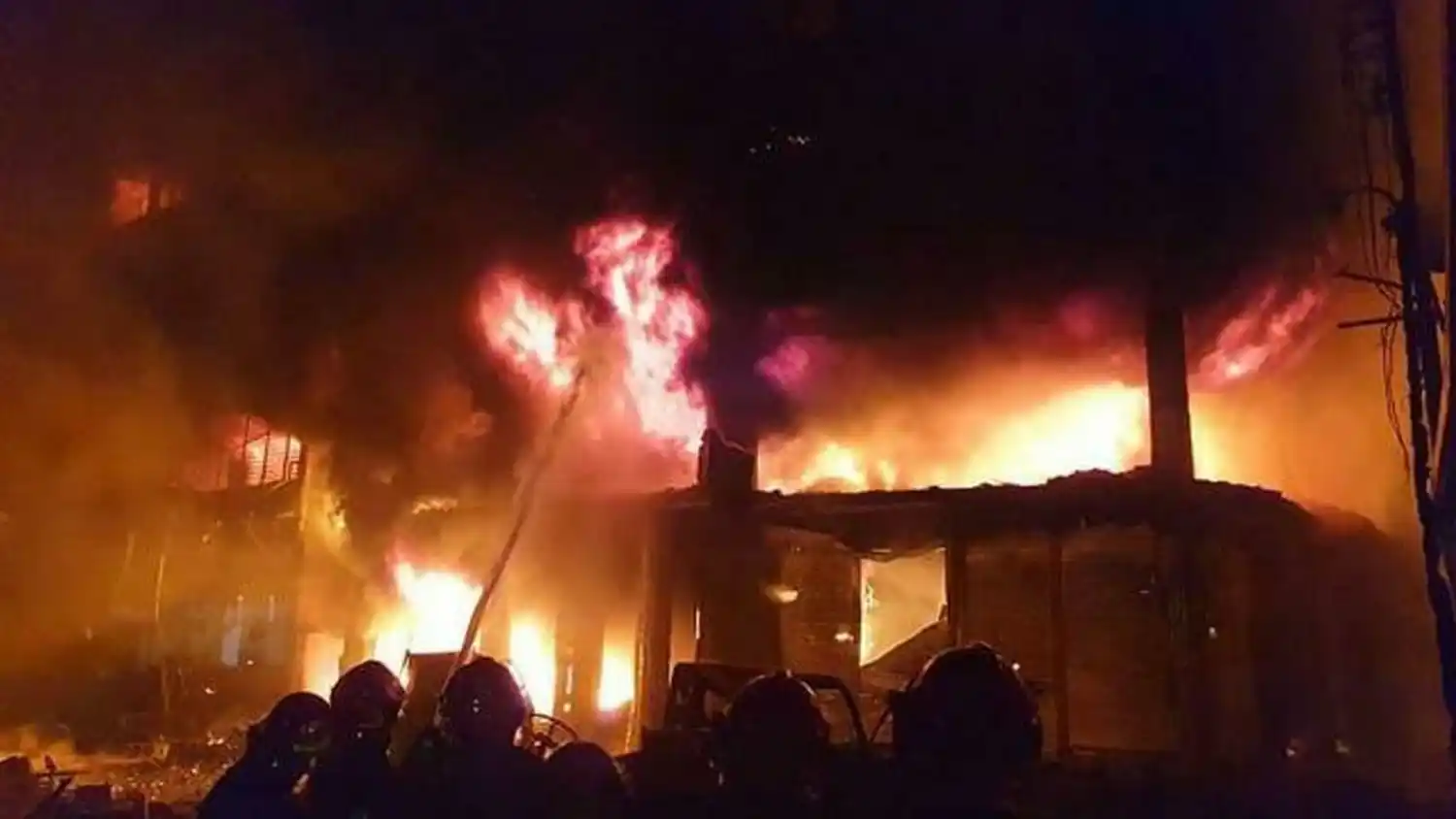 Al menos 70 muertos en un incendio masivo en Bangladesh