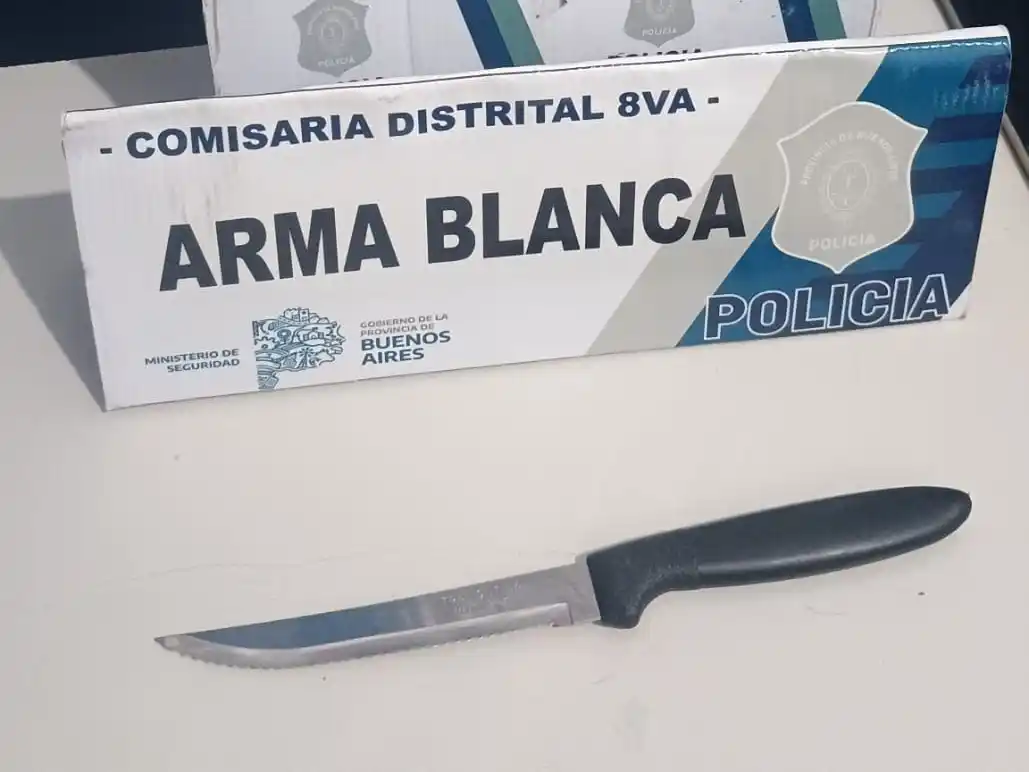 Al llegar al lugar, los efectivos policiales procedieron a identificar a los involucrados, quienes en ese momento arrojaron al suelo un cuchillo de cocina con hoja serrucho y mango negro