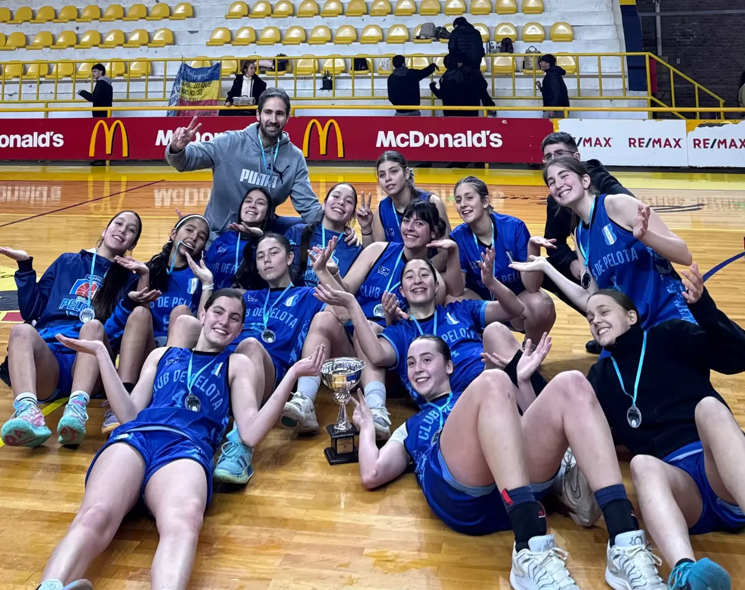El plantel de Club de Pelota festejando el segundo puesto del Provincial U15