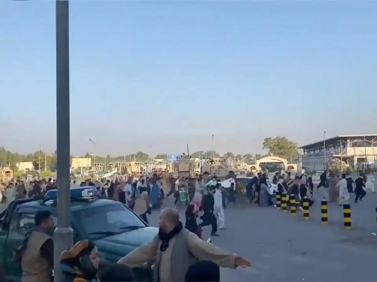 Aeropuerto de Kabul: estampidas e intentos de escape de gente colgada de aviones