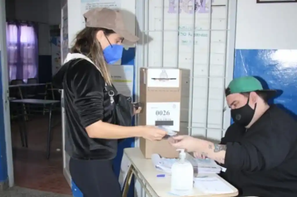 Votó Cinthia Fernández en su debut como candidata