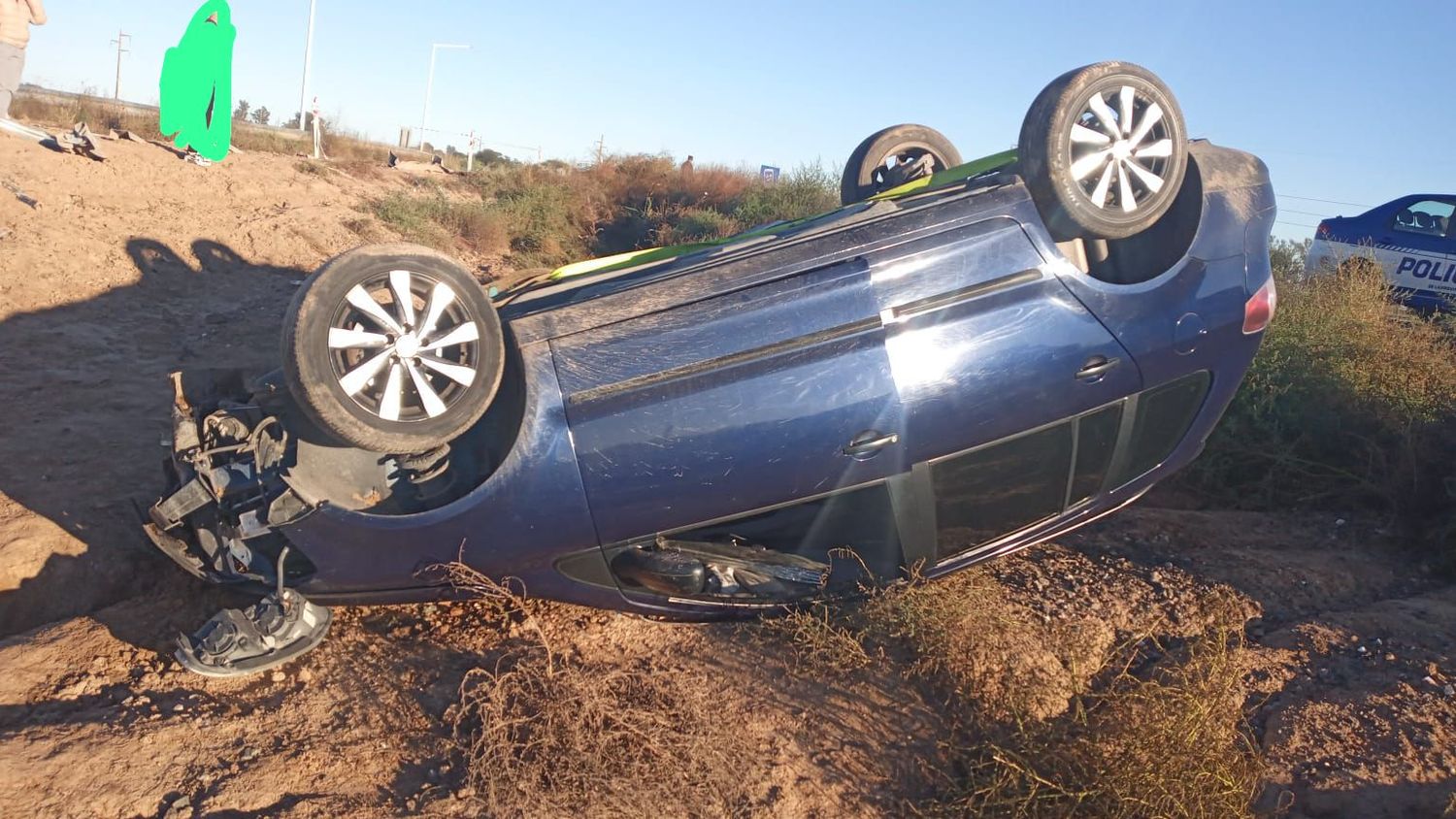 El auto dio varios tumbos y terminó a un costado de la ruta nacional 19