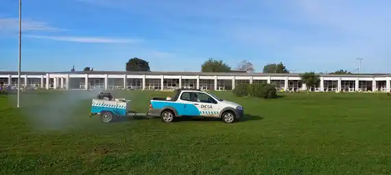 Fumigan en espacios públicos