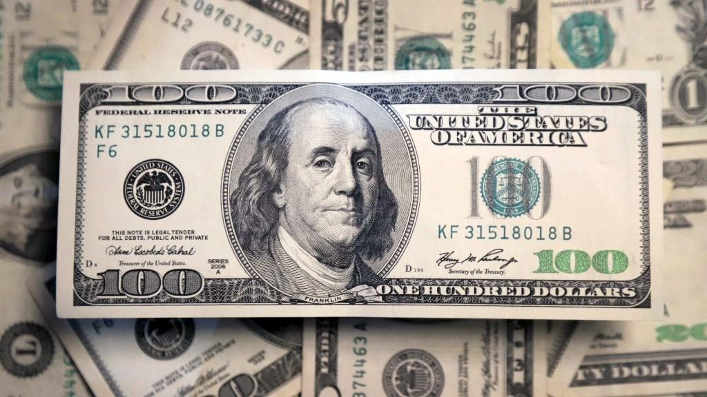 El dólar oficial cerró la semana en baja tras cotización récord