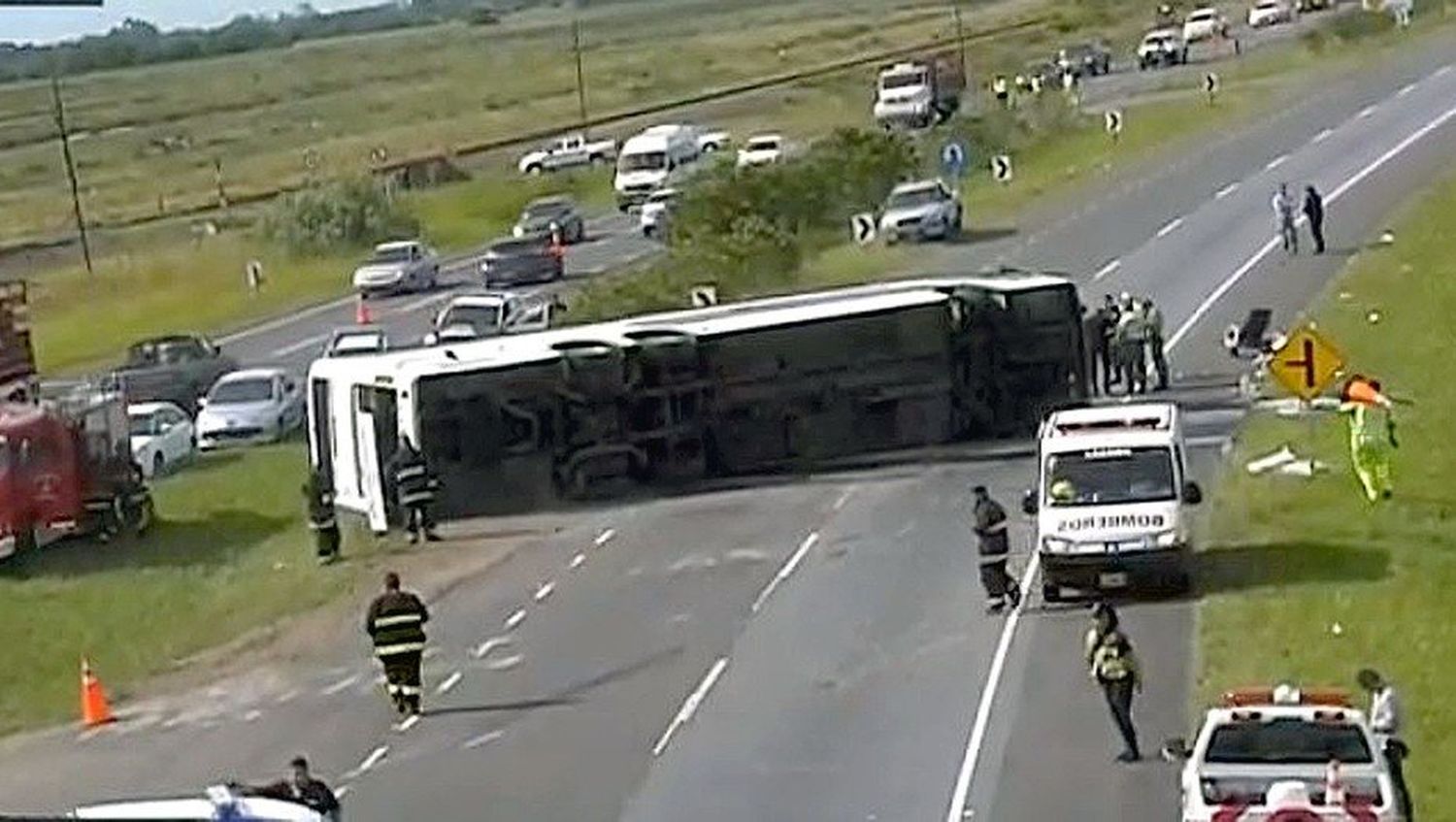 Volcó un micro que transportaba chicos de 11 y 12 años y hay al menos 2 muertos