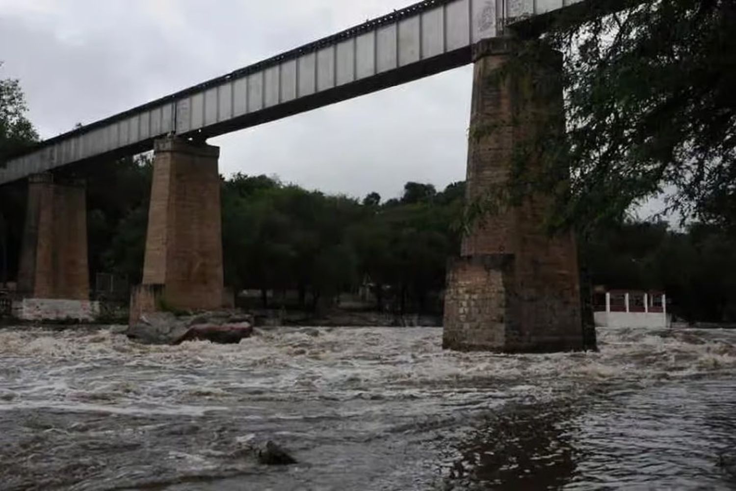 Tragedia en Mina Clavero: intentó rescatar a su pareja y murió ahogado