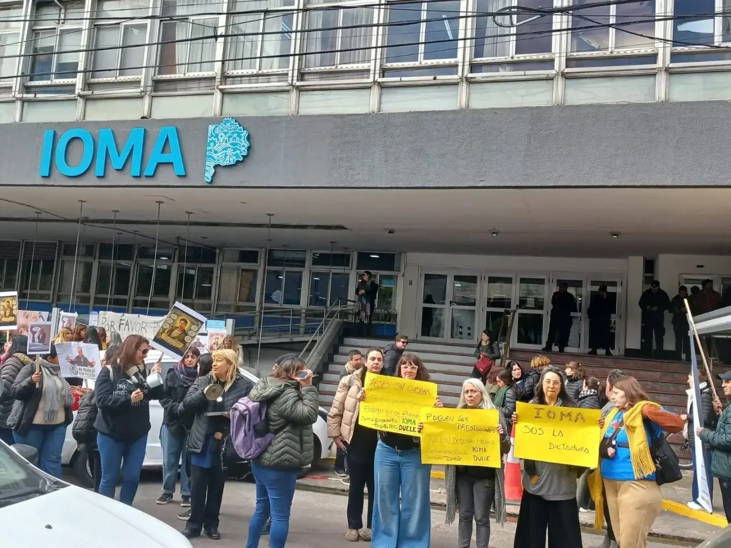 Familiares reclamaron frente a la sede de IOMA en La Plata. La conducción del organismo salió a responder por la situación de las prestaciones.