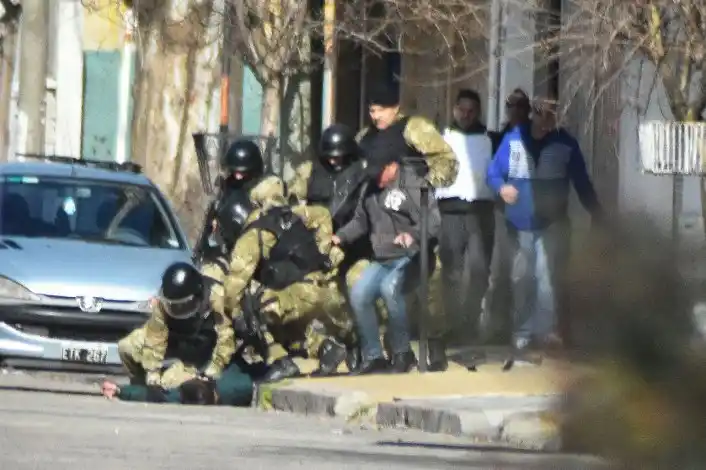 Olavarría: Francotiradores detuvieron a penitenciario que estuvo atrincherado 10 horas en lo de su exmujer