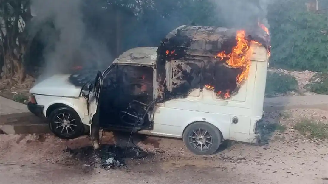 Llevaba un bidón de nafta, se incendió el motor y el fuego afectó al vehículo