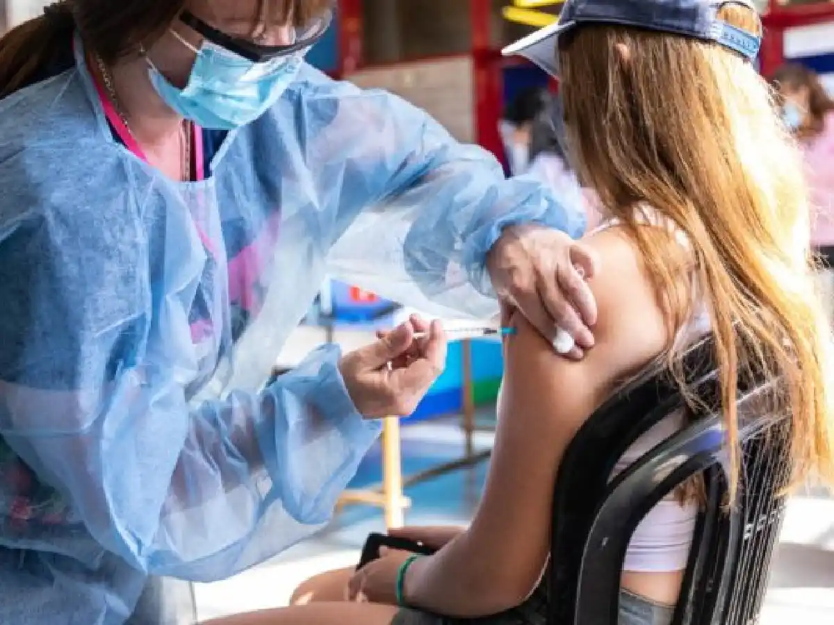 Covid en Córdoba: habilitaron una dosis extraordinaria de la vacuna para viajeros