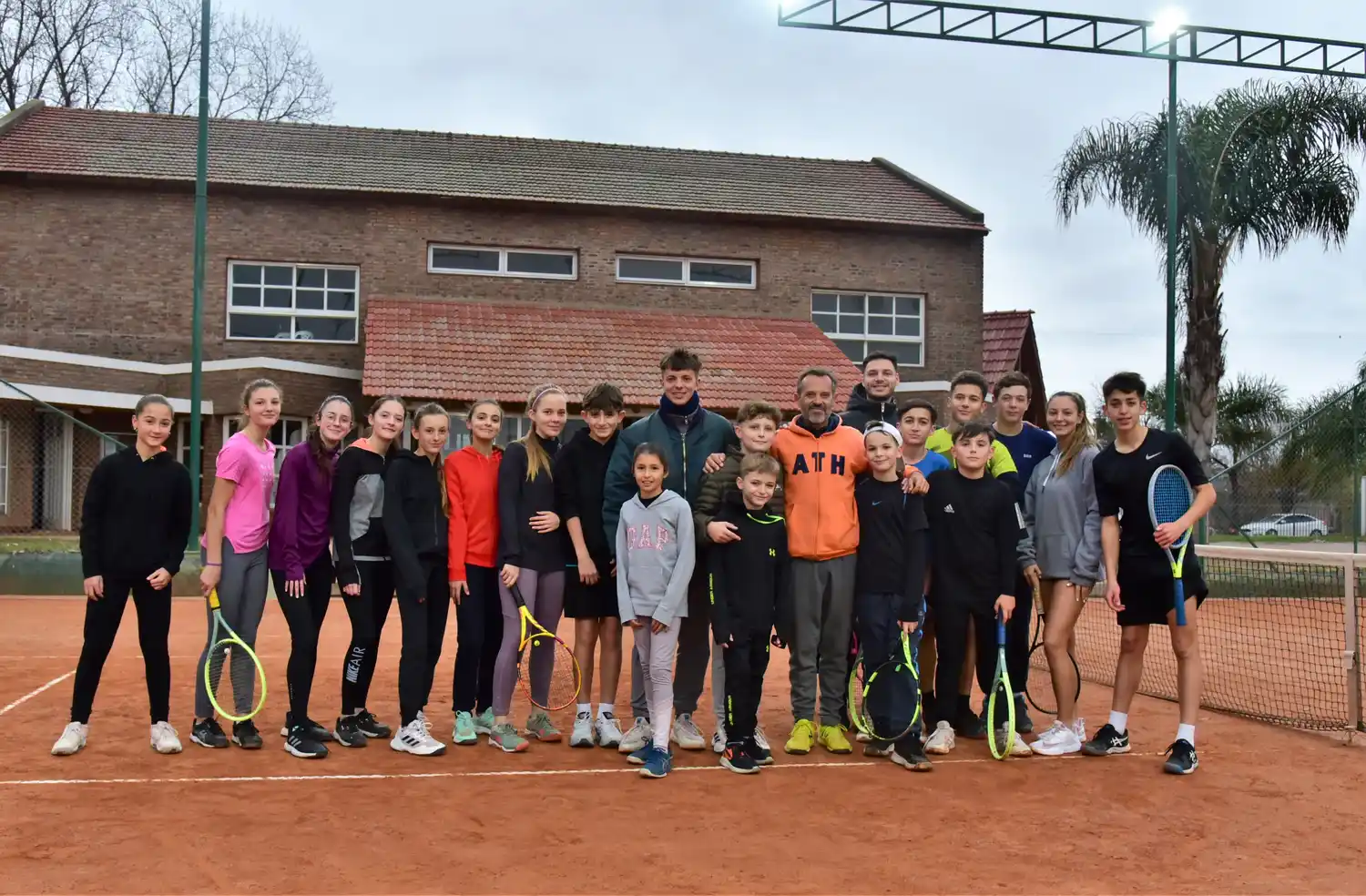 El profesor Claudio Gariotti junto a sus alumnos