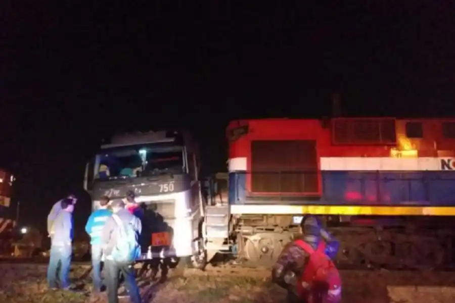 Fuerte choque entre un tren y un camión cisterna que trasladaba combustible