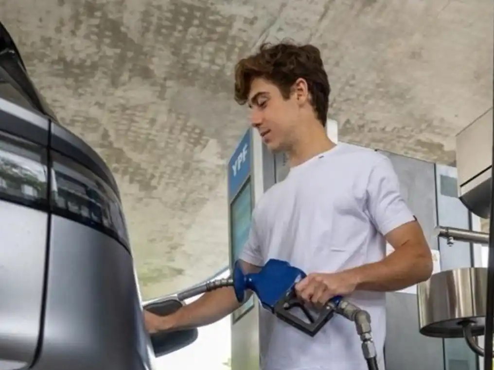 Franco Colapinto, furor en la YPF de San Andrés de Giles.