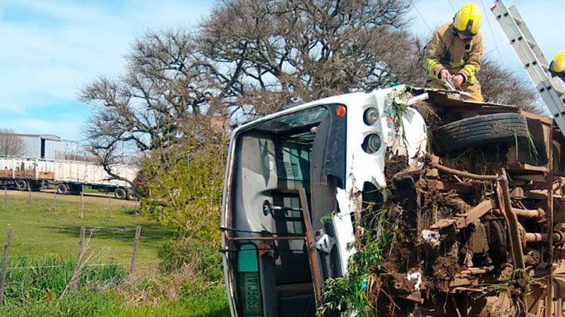 Un colectivo despistó y volcó: el conductor fue hospitalizado