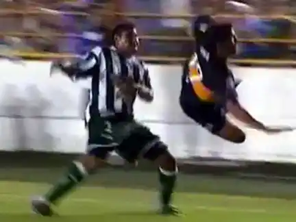 Terrible patada del defensor de Excursionistas a Cristian Erbes